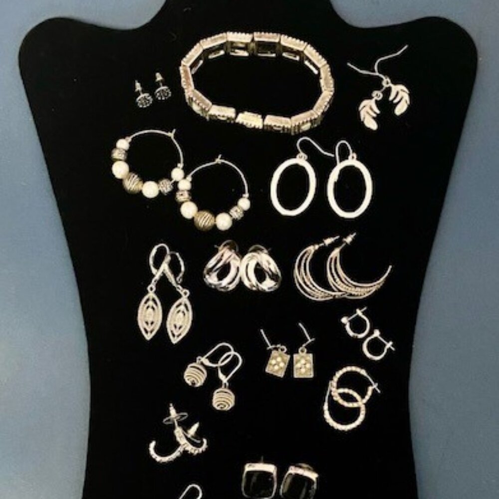 Costume jewelry lot in silver/black  30pc